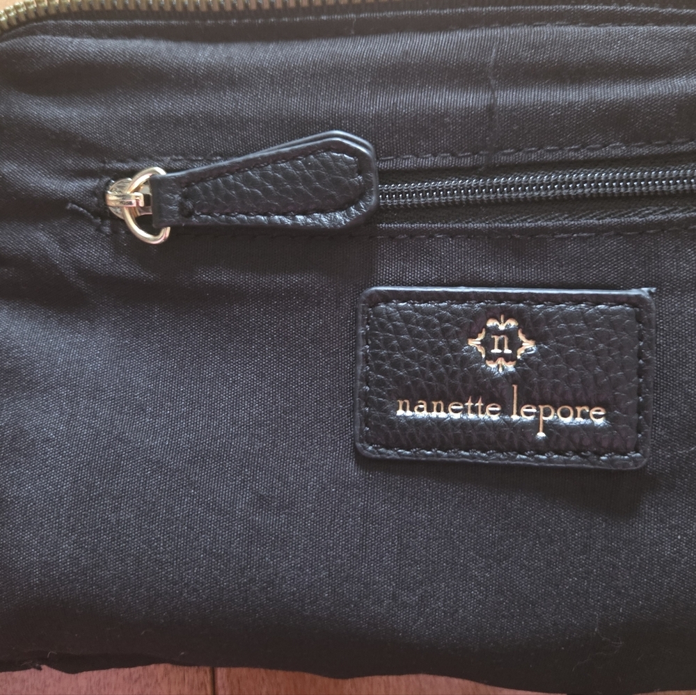 🆕️ Nanette Lepore Classic Black Pebbled Crossbody Bag With Gold Accents - Picture 4 of 10